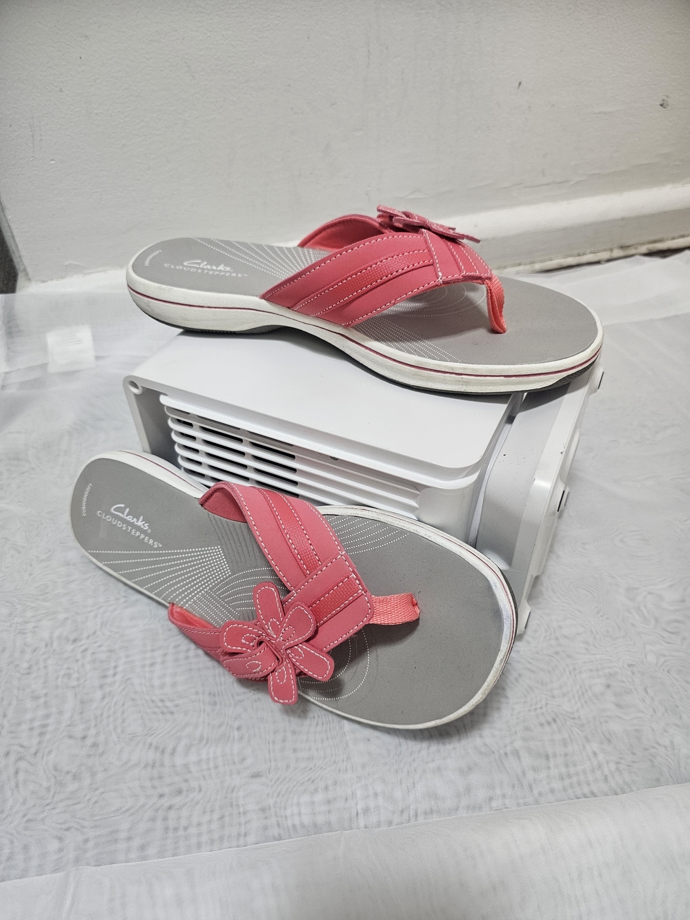 Clarks Women's Pink Gray Floral Thong Sandals Slip On Leather Cushioned Size 10 - Picture 6 of 16